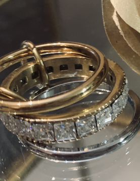 Anel Dourado com Cristais Retangulares em Corte Brilhante