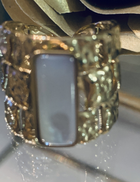 Anel Dourado Texturizado com Pedra Retangular Cinza