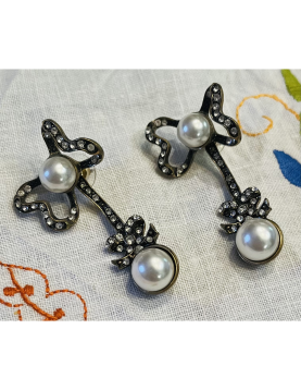 Brincos Elegantes com Pérola e Cristais em Design Floral