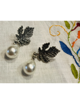 Brincos Folha Prateada com Pérola Branca