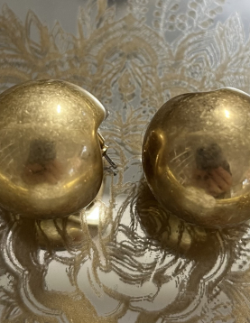 Brincos Dourados Vintage em Formato Esférico