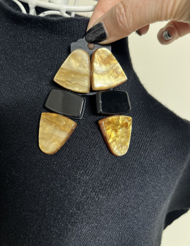 Brincos Geométricos Preto e Dourado em Acrílico Marmorizado