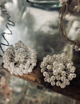 Brincos Florais em Pérolas com Fio Prateado