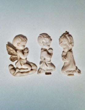 Anjo Ajoelhado em Resina com Tons Marfim e Dourado