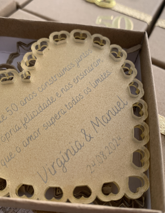 Lembrança de Bodas de Ouro em Coração Dourado