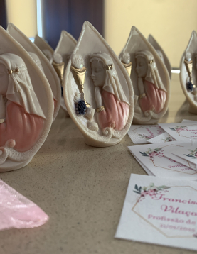 Lembrança Jovem em Oração – Resina com Detalhes Dourados