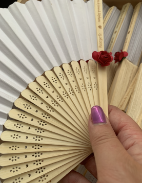 Leque Personalizado em Madeira com Flor Vermelha