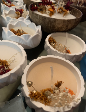 Vela Artesanal Floral em Taça de Cerâmica ou Coco