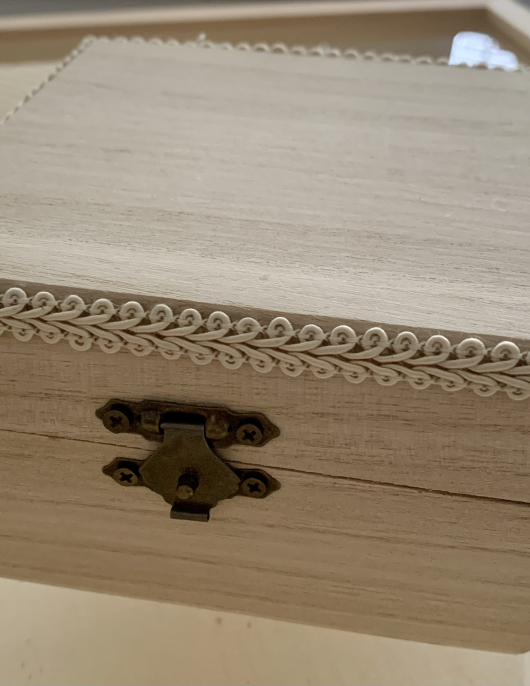 Caixa de Madeira Decorada com Fecho Antigo