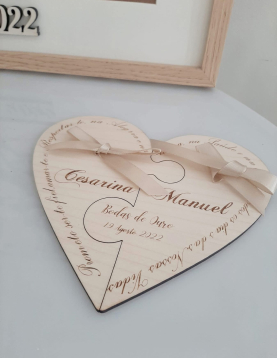 Porta Alianças em Madeira em Forma de Coração Personalizado