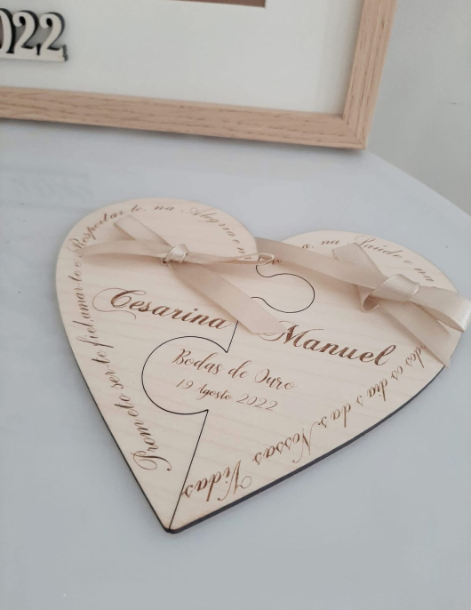 Porta Alianças em Madeira em Forma de Coração Personalizado