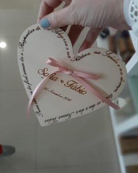 Porta Alianças em Madeira Personalizado em Forma de Coração com Mensagem