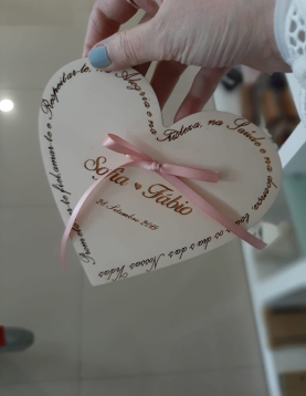 Porta Alianças em Madeira Personalizado em Forma de Coração com Mensagem